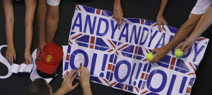 Andy Murray se v Melbourne po postupu do 3. kola podepisoval fanouškům