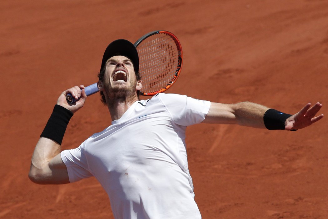 Andy Murray během semifinále French Open proti Stanislasu Wawrinkovi