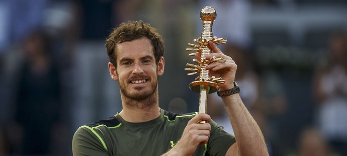 Andy Murray s vítěznou trofejí za vítězství na turnaji v Madridu