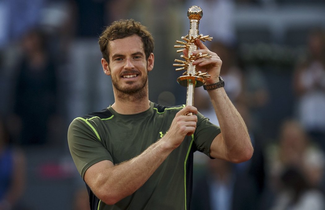 Andy Murray s vítěznou trofejí za vítězství na turnaji v Madridu