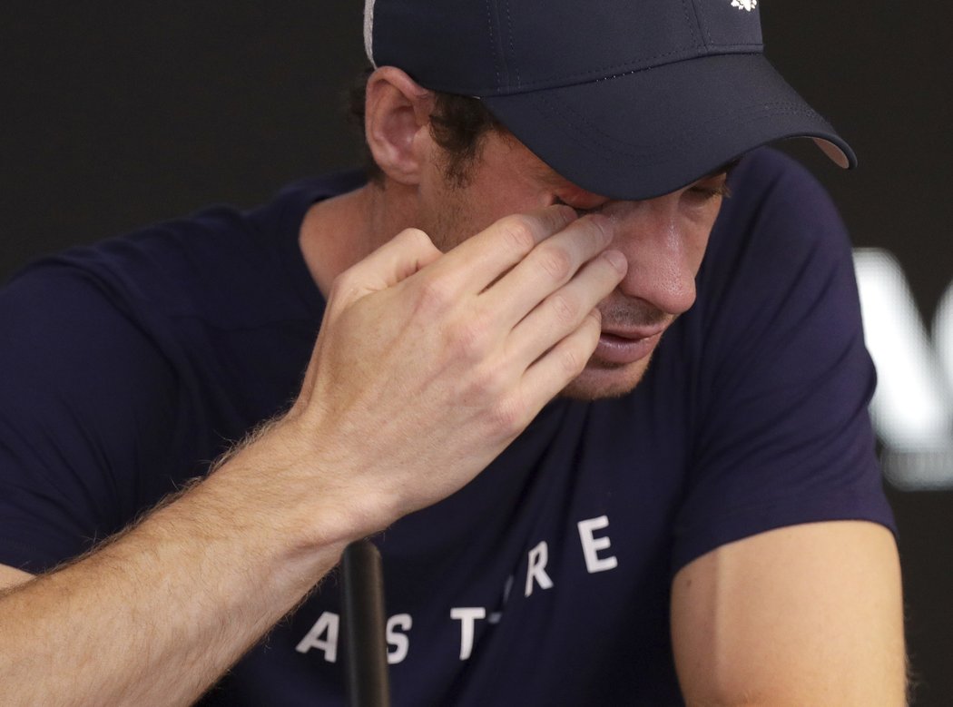 Andy Murray se na tiskové konferenci neubránil slzám