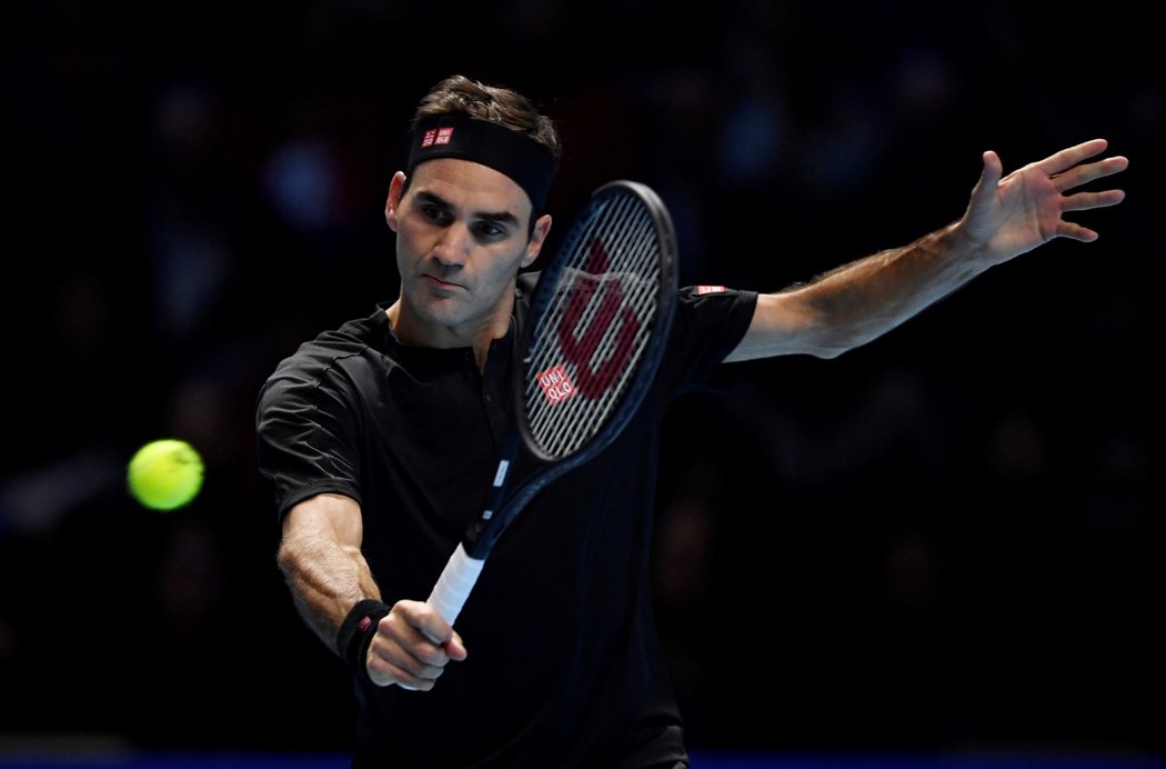 Roger Federer si na Turnaji mistrů poradil s Novakem Djokovičem a postoupil do semifinále