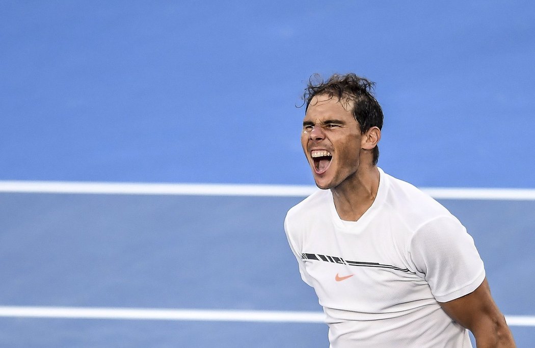 Rafael Nadal se raduje po jednom z vítězných míčů na Australian Open