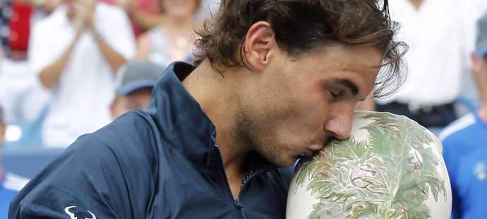Rafael Nadal líbá trofej pro vítěze turnaje v Cincinnati