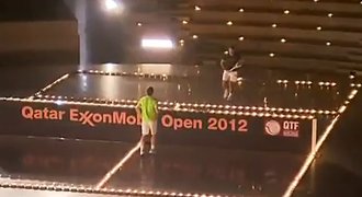 VIDEO: Nadal s Federerem hráli na kurtu osvíceném čtyřmi tisíci svíčkami
