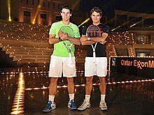 Nadal a Federer pózují na kurtu v Dauhá tvořeném svíčkami