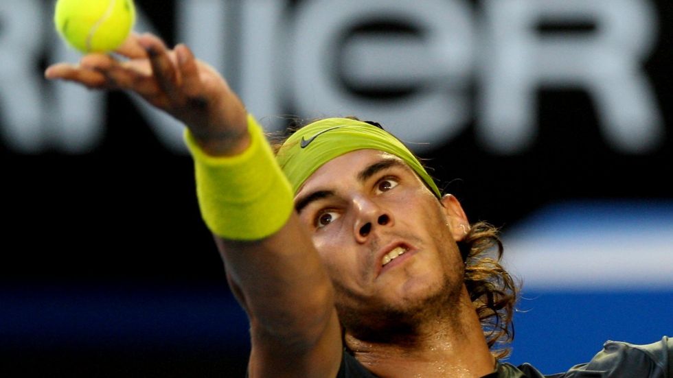 Nadal při servisu