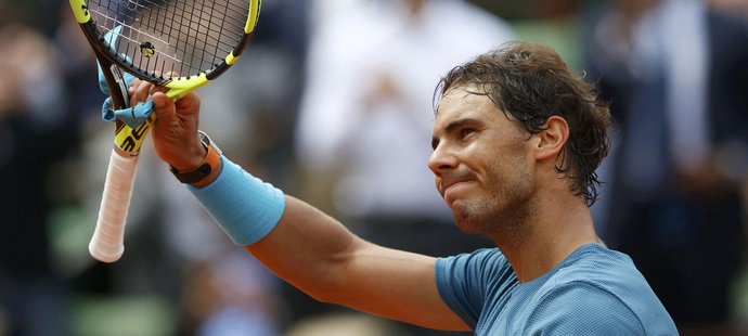 Španělský tenista Rafael Nadal mává divákům na tenisovém French Open