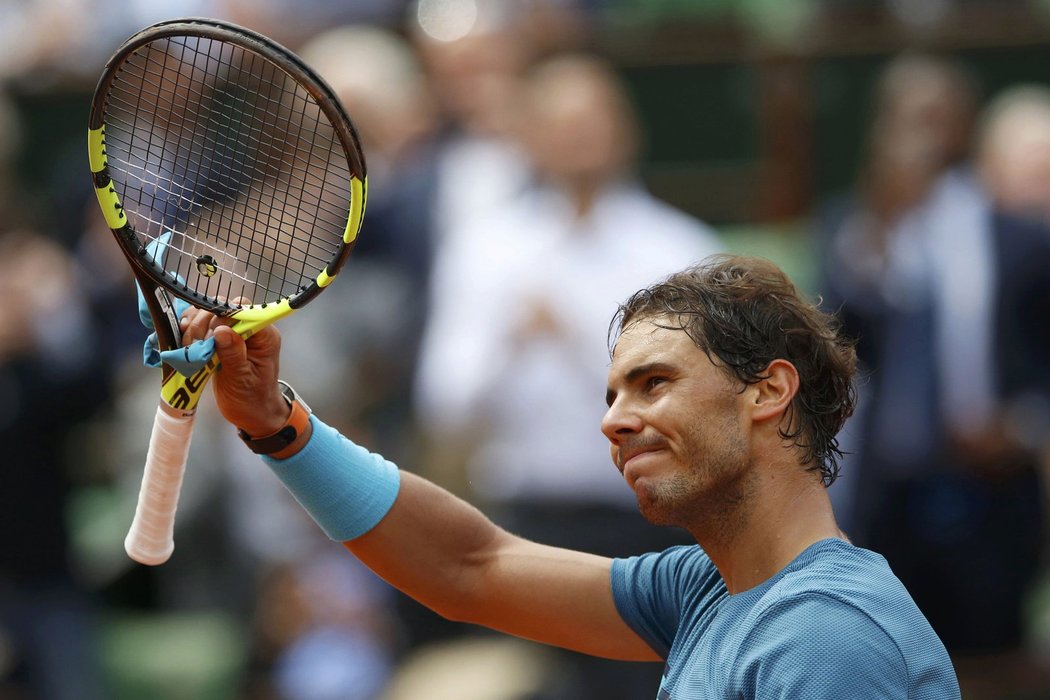 Španělský tenista Rafael Nadal mává divákům na tenisovém French Open