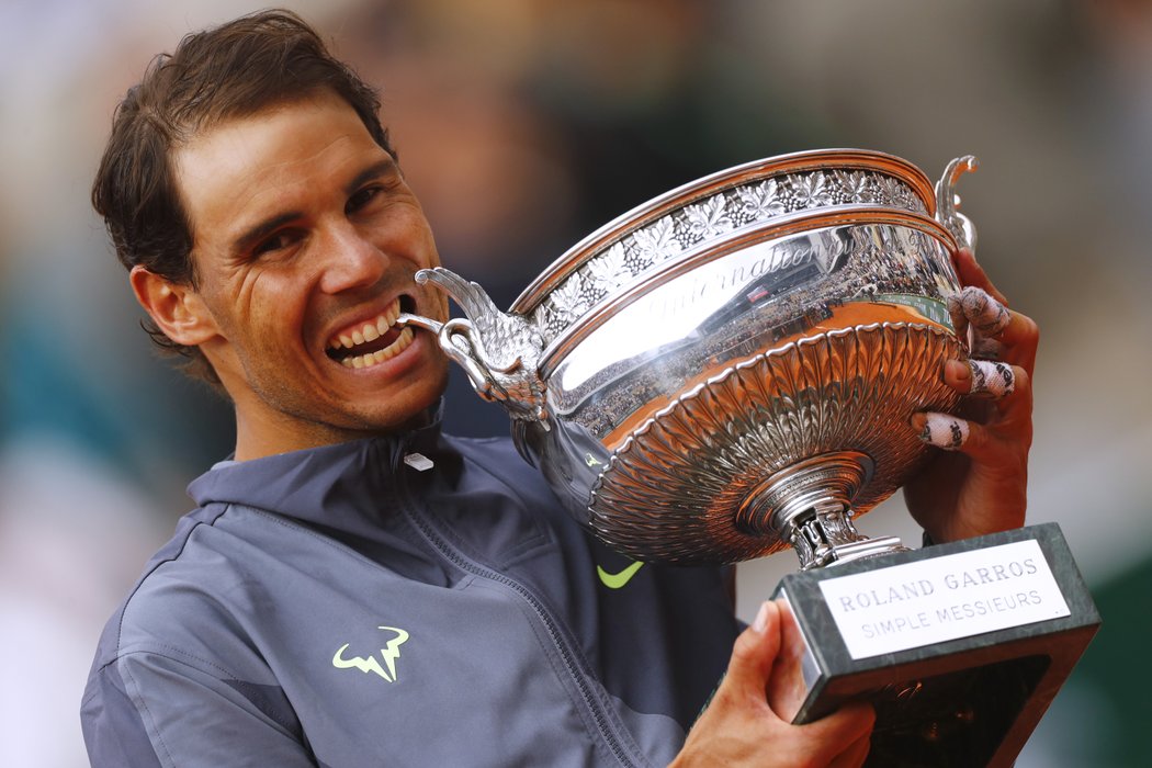 Rafael Nadal je znovu králem Roland Garros. Španělský tenista porazil v dnešním finále na pařížské antuce Rakušana Dominica Thiema 6:3, 5:7, 6:1, 6:1 a jako první vyhrál některý z grandslamů dvanáctkrát.