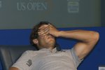 Rafael Nadal jen těžko skrýval bolest, kterou mu způsobily křeče po zápase třetího kola s Argentincem Nalbandianem.