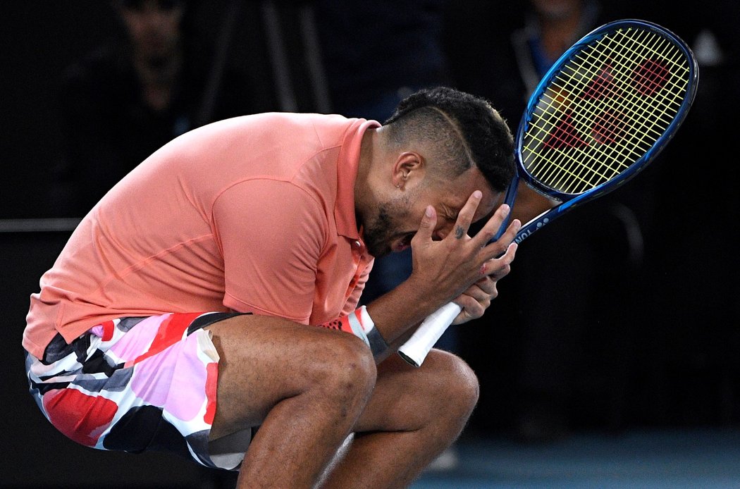 Zklamaný Nick Kyrgios po jedné z výměn proti Rafaelu Nadalovi v osmifinále Australian Open