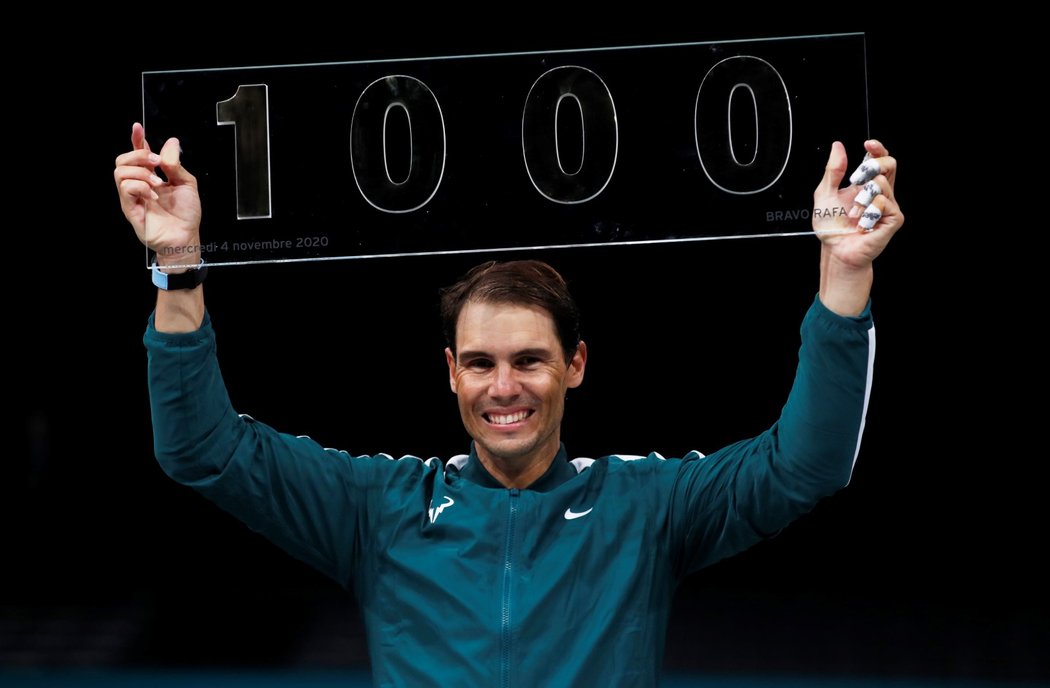 Španělský tenista Rafael Nadal po úspěšném utkání na turnaji série Masters v Paříži, kde si připsal 1000. vítězství v kariéře na profesionálním okruhu