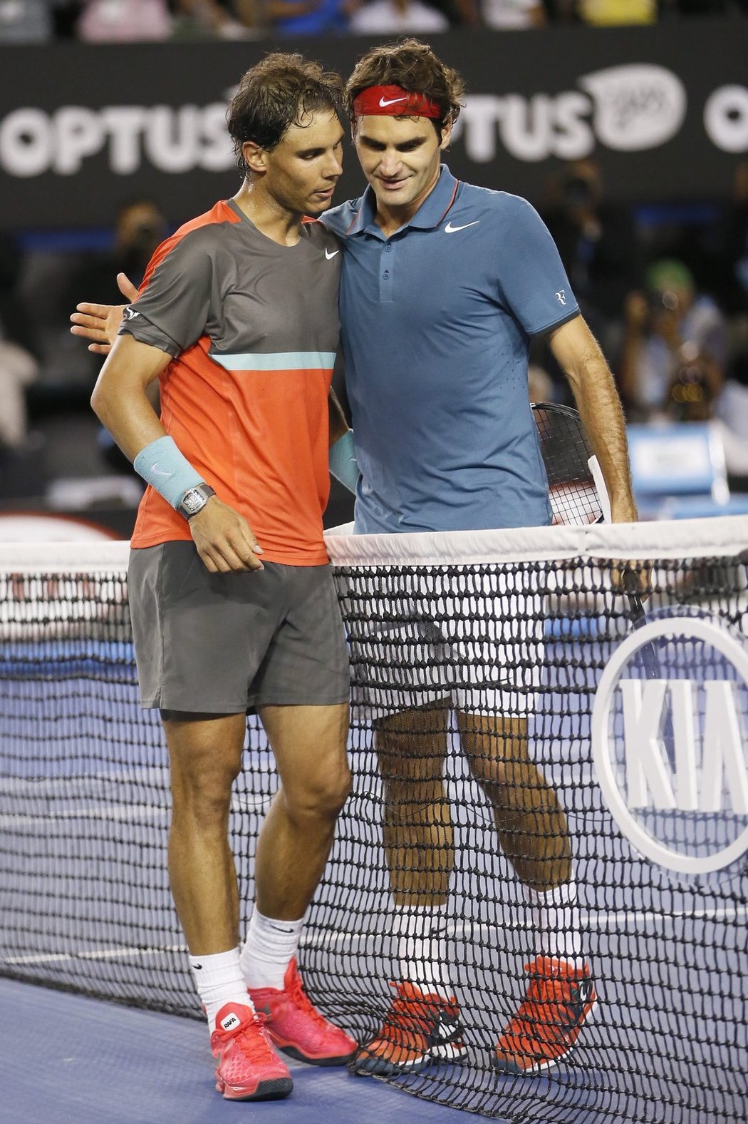 Nadal se u sítě zdraví s Federerem, kterého porazil v semifinále Australian Open
