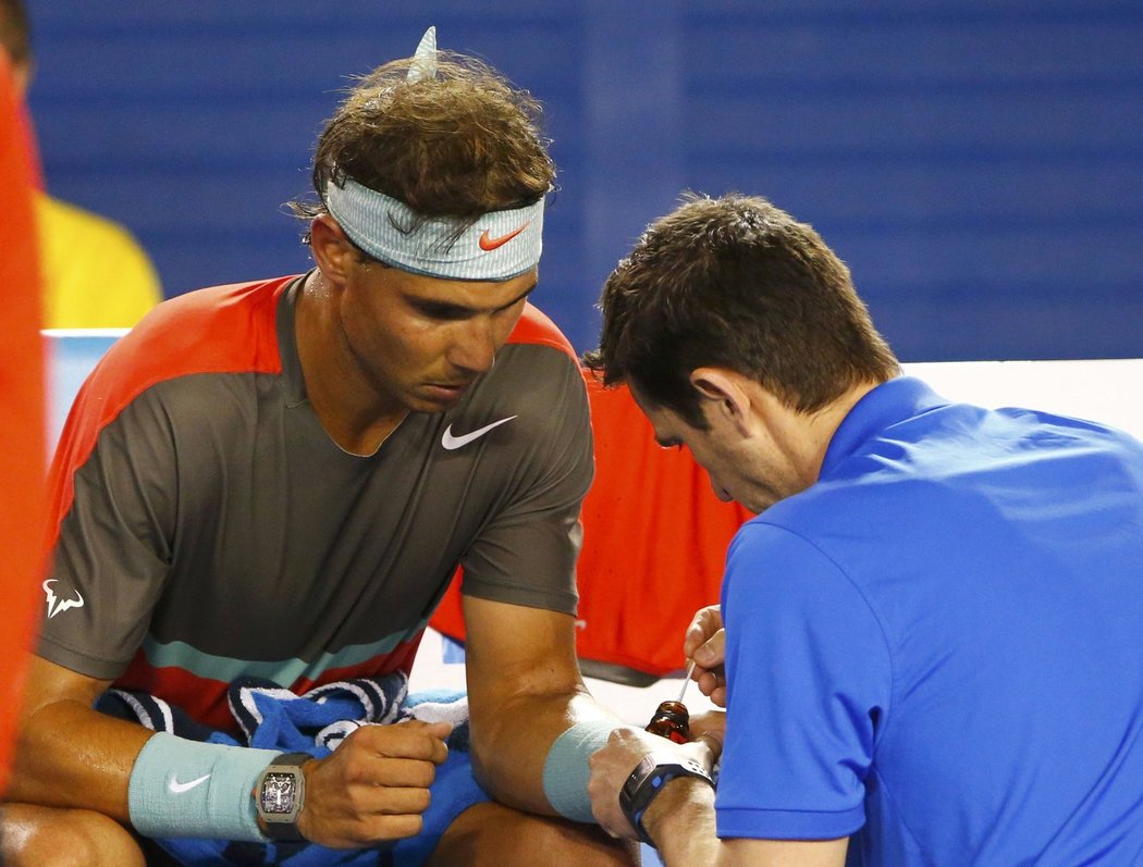 Ošetřování. Rafael Nadal na kurtu bojoval s bolestivým puchýřem na levé ruce