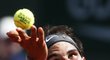 Rafael Nadal na podání ve finále French Open