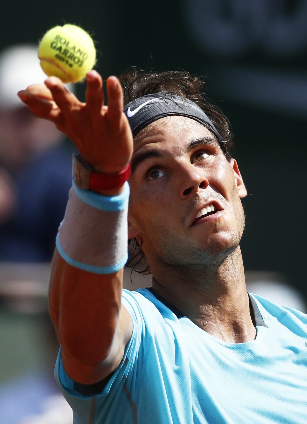 Rafael Nadal na podání ve finále French Open