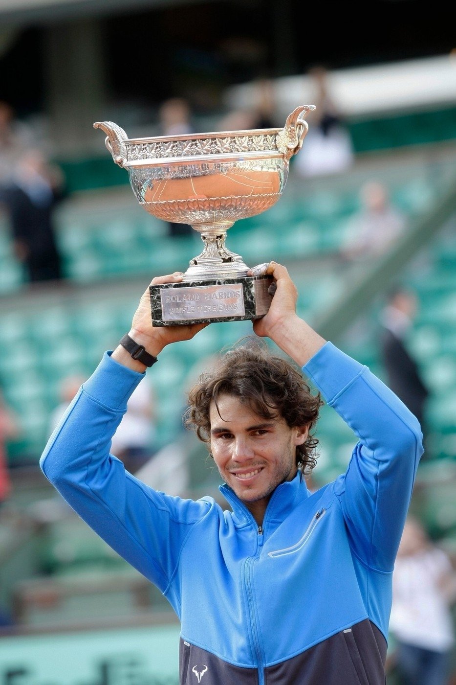 2011 - Největší práci měl Nadal hned v prvním kole, když pět setů bojoval s vytáhlým Američanem Johnem Isnerem. A poražený soupeř ve finále? Jak jinak - Roger Federer