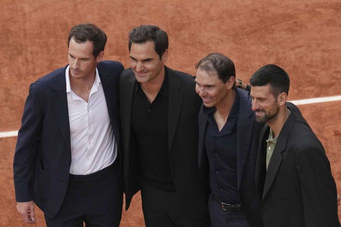 Merci, Rafa! Paříž se loučila, dorazil i Federer. Slzícího Nadala navždy zvěčnili na centrkurtu Merci, Rafa! Paříž se loučila, dorazil i Federer. Slzícího Nadala navždy zvěčnili na centrkurtu