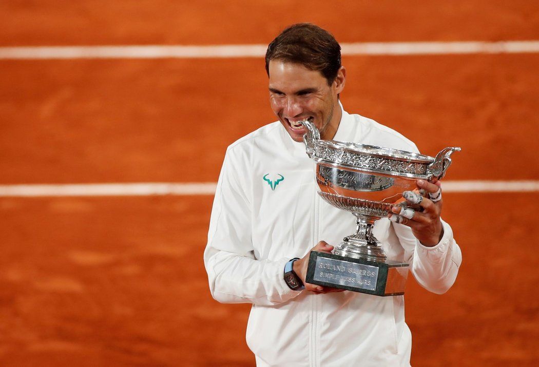 Rafael Nadal potřinácté vyhrál grandslamové Roland Garros. Ve finále smetl Novaka Djokoviče 6:0, 6:0 a 7:5