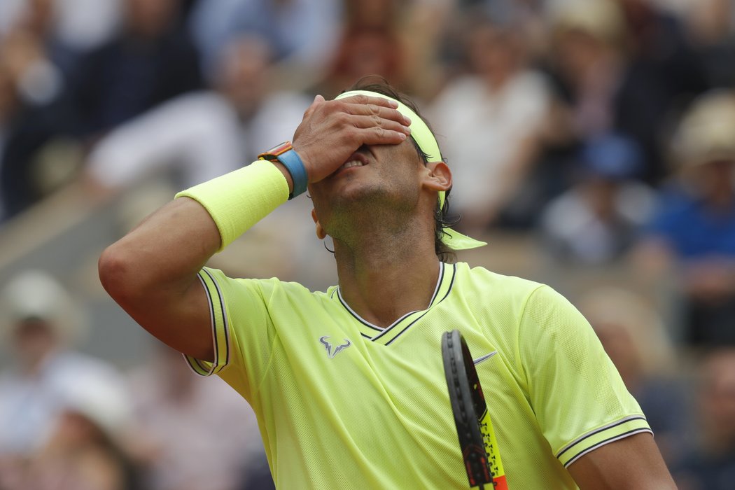 Zklamaný Rafael Nadal. Ve finále French Open s Dominicem Thiemem právě prohrál druhý set.