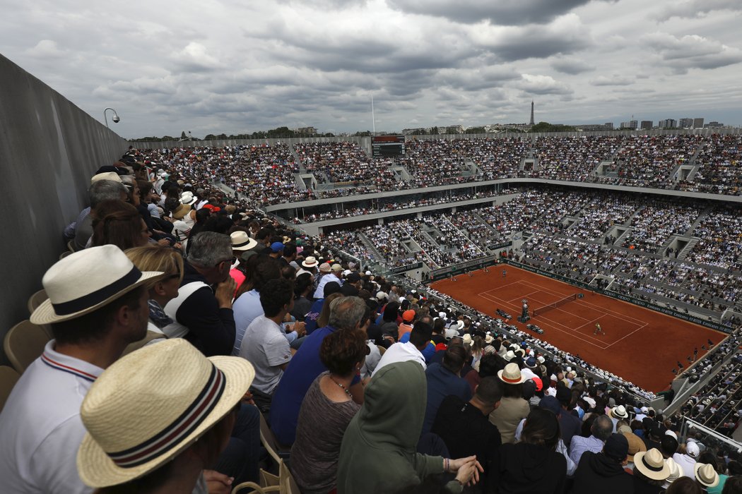 Finále French Open sledoval zaplněný centrální dvorec Suzanne Lenglenové.