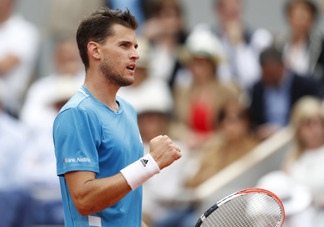 Rakušan Dominic Thiem se raduje z vítězného fiftýnu ve finále French Open proti Rafaelu Nadalovi.