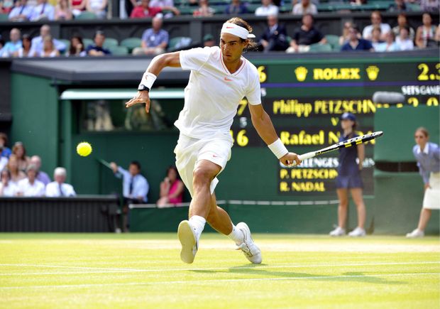 Nadal je ve čtvrtém kole Wimbledonu. Nadal je ve čtvrtém kole Wimbledonu.