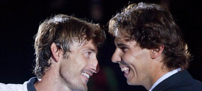 Španělský tenista Rafael Nadal doléčil zranění, kvůli kterému nestihl ani finále Davis Cupu. Jeho návrat na kurty se ale opět odkládá, kvůli nemoci.