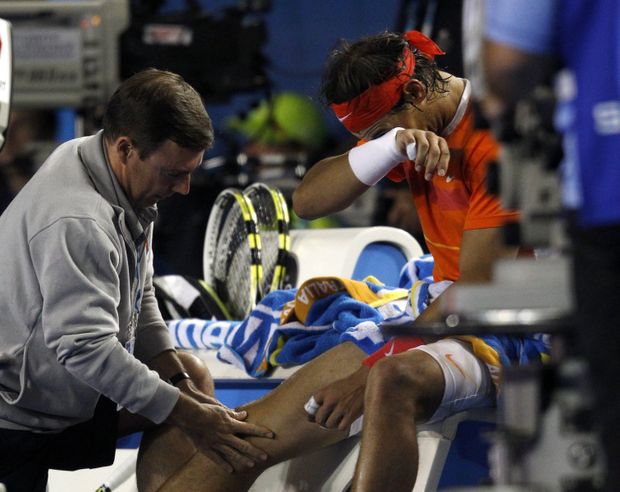 Ve čtvrtfinále Australian Open se Nadalovi znovu ozvalo zraněné koleno Ve čtvrtfinále Australian Open se Nadalovi znovu ozvalo zraněné koleno