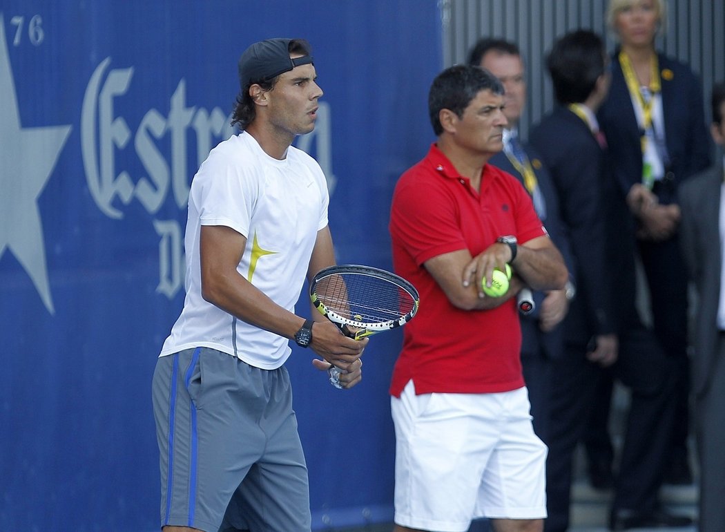 Toni Nadal přiznal, že během zápasů svého synovce koučuje