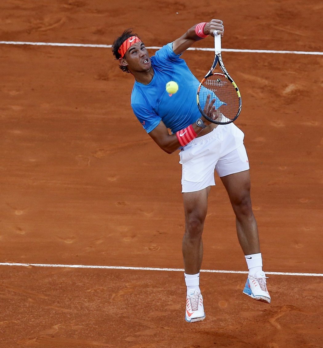 Rafael Nadal na podání během finálového zápasu s Murraym