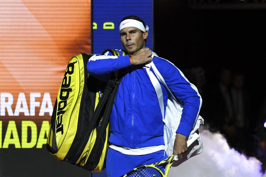 Zklamaný Rafael Nadal po porážce s Alexanderm Zverevem