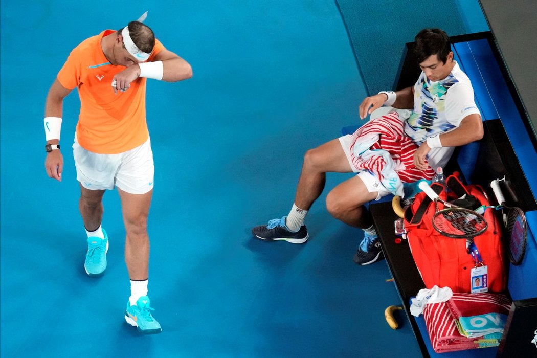 Zraněný Rafael Nadal míří na ošetření