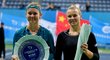 Poražená Marie Bouzková s vítězkou turnaje v Nan-čchangu Kateřinou Siniakovou