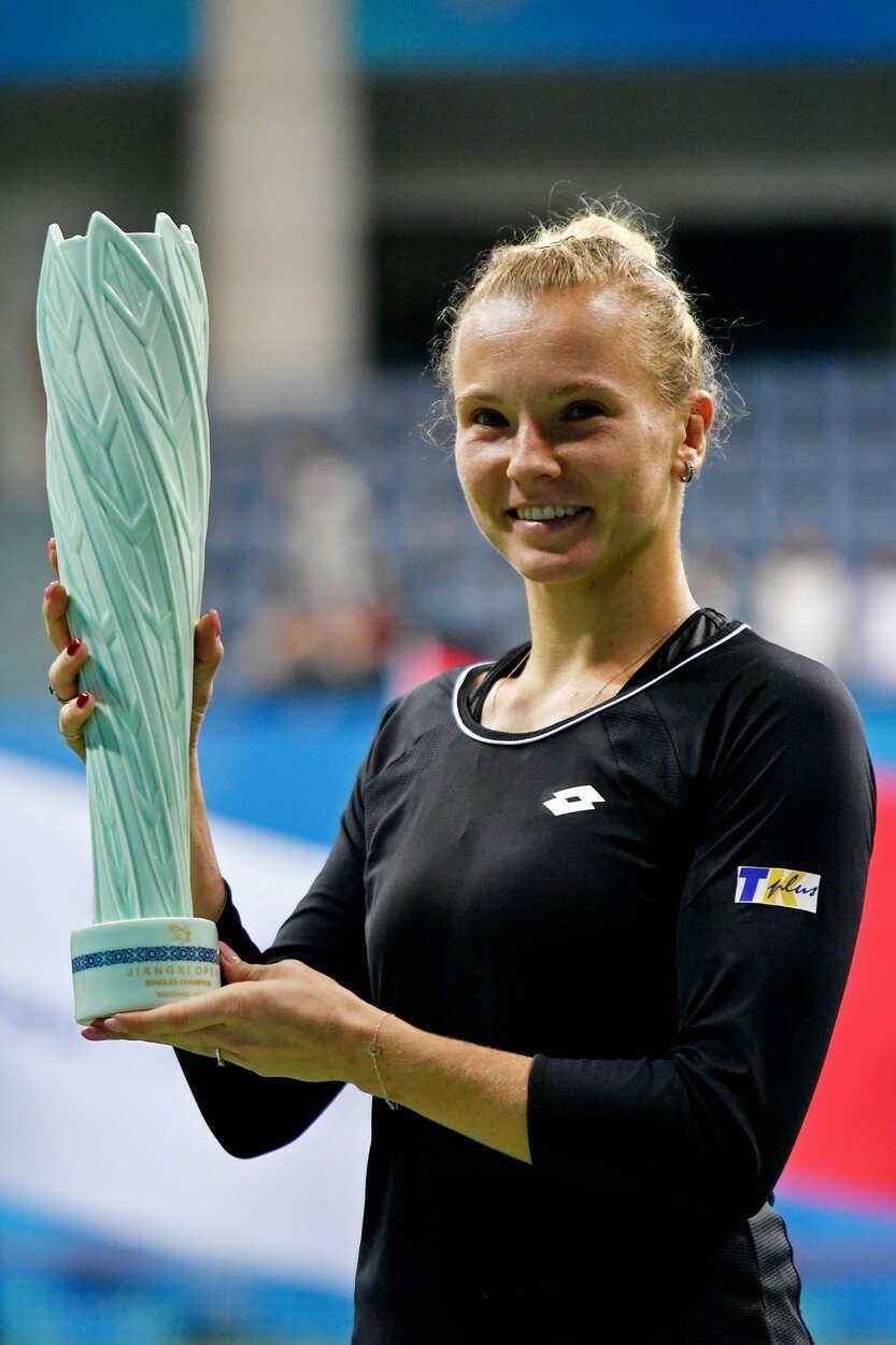 Kateřina Siniaková s trofejí pro vítězku turnaje v Nan-čchangu