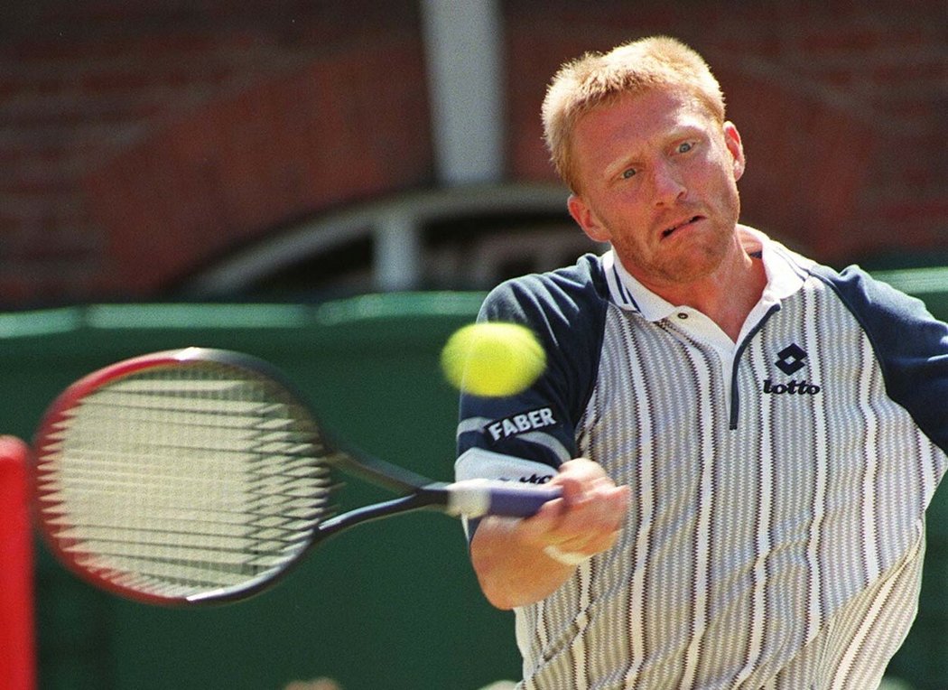 Trojnásobný vítěz Wimbledonu Becker poklekl před ženou již potřetí