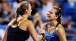 Lucie Šafářová gratuluje Petře Kvitové k výhře v jejich vzájemném zápase ve čtvrtfinále turnaje v New Havenu