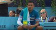 Nick Kyrgios při semifinále turnaje v Queen&#39;s Clubu předvádí obscénní gesto s lahví vody