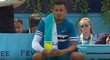 Nick Kyrgios při semifinále turnaje v Queen&#39;s Clubu předvádí obscénní gesto s lahví vody