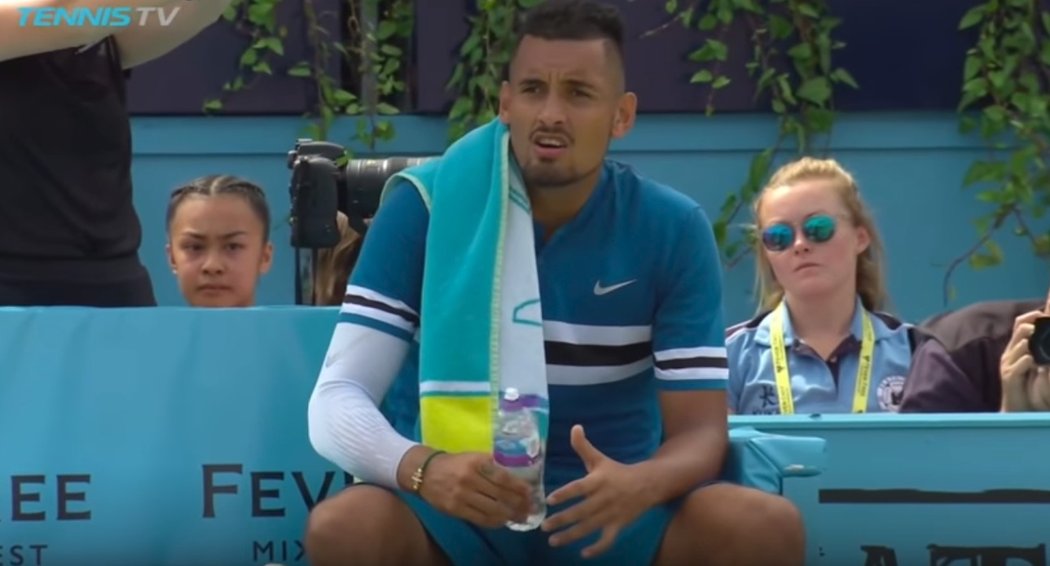 Nick Kyrgios při semifinále turnaje v Queen&#39;s Clubu předvádí obscénní gesto s lahví vody