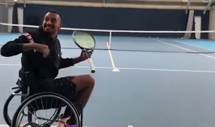Nick Kyrgios si vyzkoušel tenis na vozíku