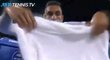 Nerušte! Naštvaný Australan hází během přestávky na kameru ručník