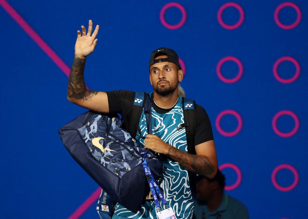 Nick Kyrgios zdraví fanoušky při příchodu na kurt