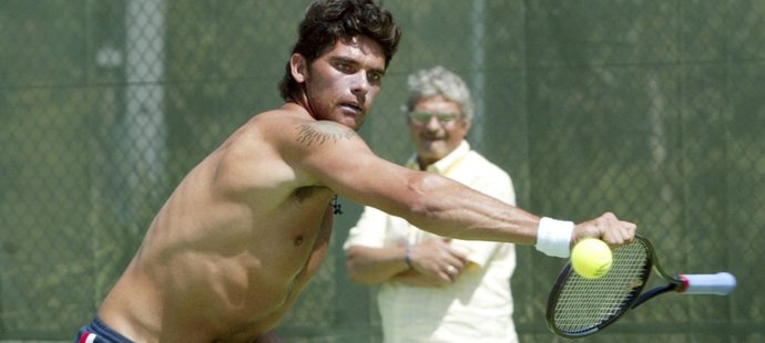 Tenisový trenér Nick Phillippoussis sleduje svého syna Marka při tréninku v roce 2004