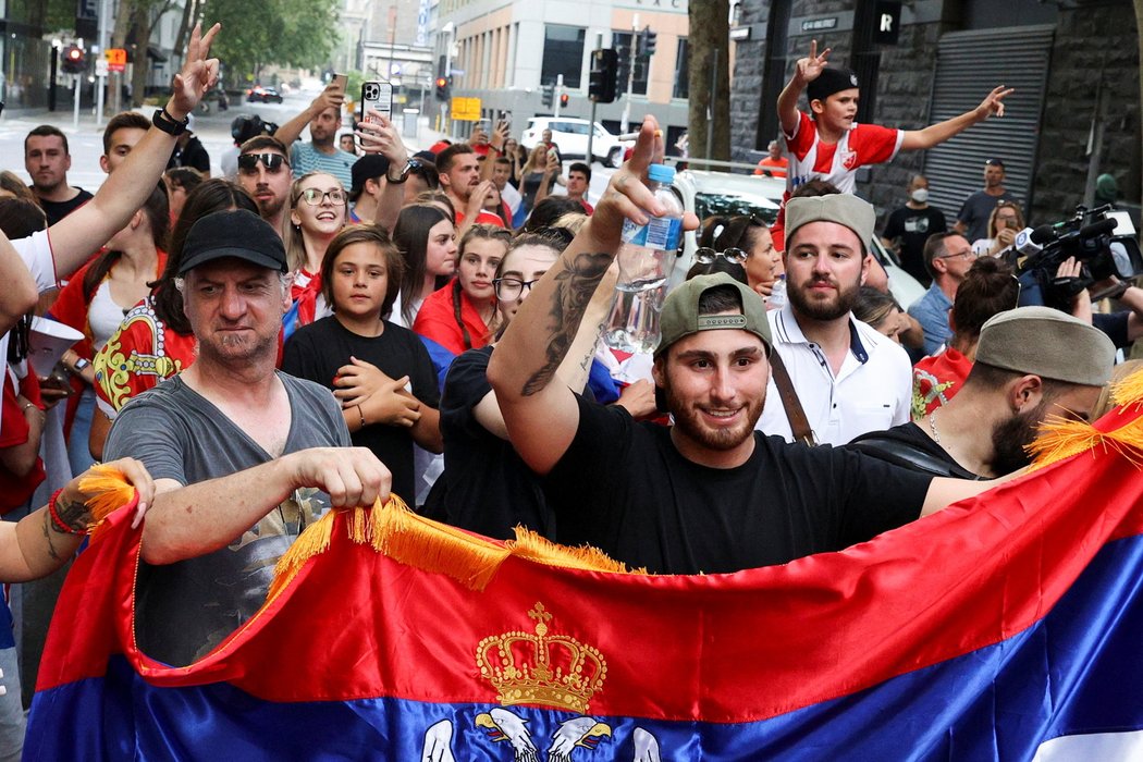 Fanoušci Novaka Djokoviče obklopili auto před sídlem jeho právníků. Jestli uvnitř byl sám tenista, není jasné