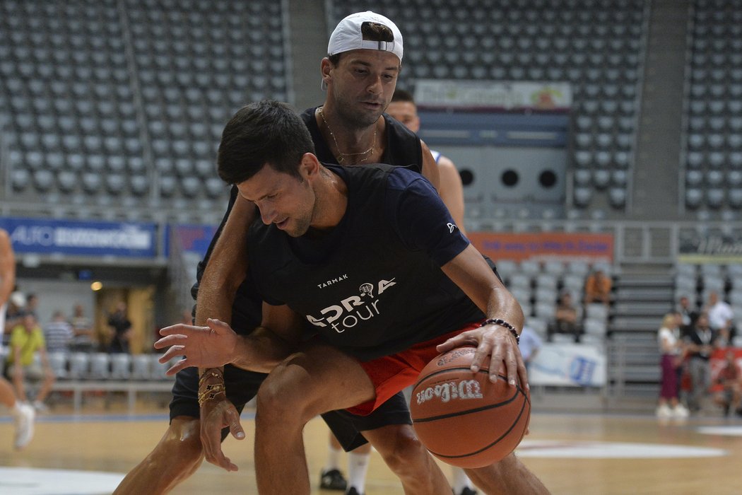 Novak Djokovič si během své tour zahrál i basket, s nyní nakaženým Grigorem Dimitrovem byl pořádně natěsno...