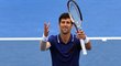 Novak Djokovič v exhibičním zápase proti Dominiku Thiemovi