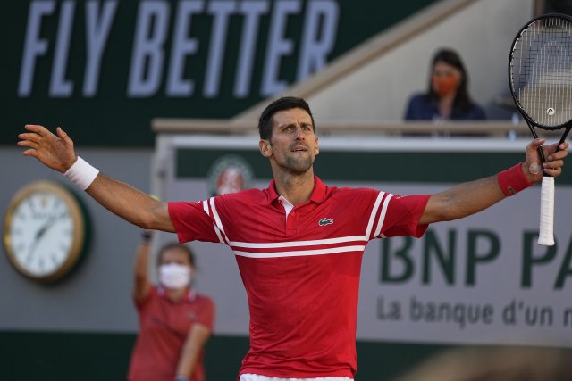 Novak Djokovič oslavuje výhru ve finále French Open