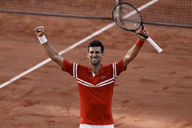 Novak Djokovič oslavuje vítězství ve finále French Open